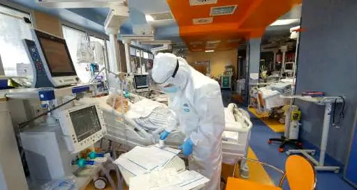 Un anno di terapia intensiva, il primario: \"I pazienti tornano ad aumentare, il virus non si inganna, oltre ai vaccini serve stare a casa\"