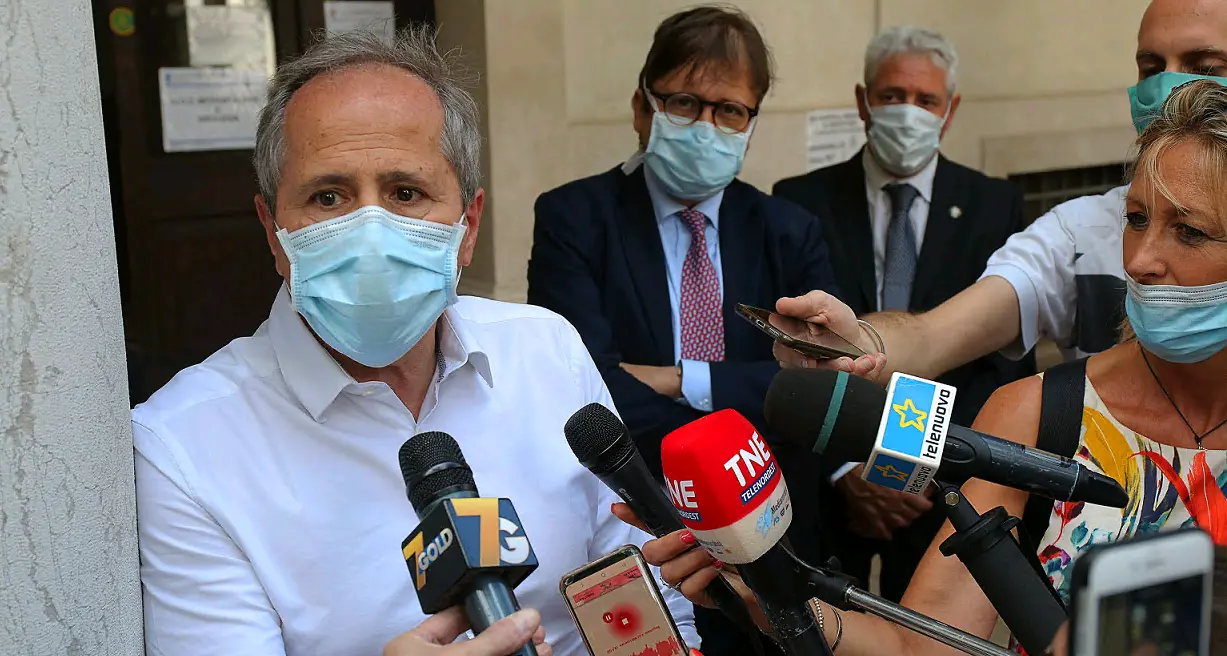 Crisanti: «Troppo rischioso riaprire le piste da sci. La gestione italiana della pandemia? Da bocciare»