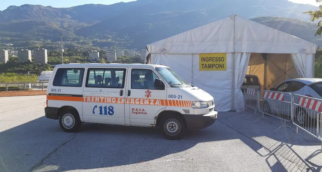 Tamponi anche dalle 18 alle 21 al drive through di Trento