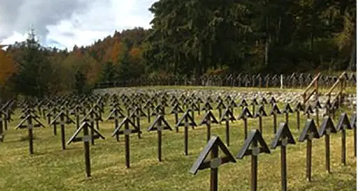 Memoria sull'Altipiano: la fortezza, forte Campo e le trincee, il cimitero di Slaghenaufi