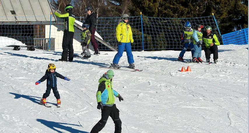 Sugli sci sempre distanziati e con mascherina Funivie piene al 50%, skipass contingentati L'ipotesi riapertura per zone gialle e arancioni