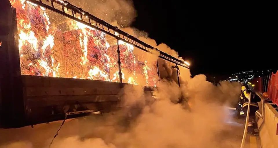 Tir divorato dalle fiamme sulla Valsugana: colpa dei freni surriscaldati