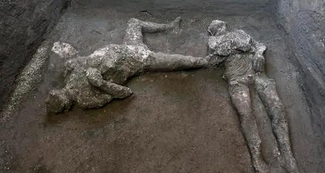 Due corpi intatti riemergono dalla lava a Pompei: un signore e uno schiavo