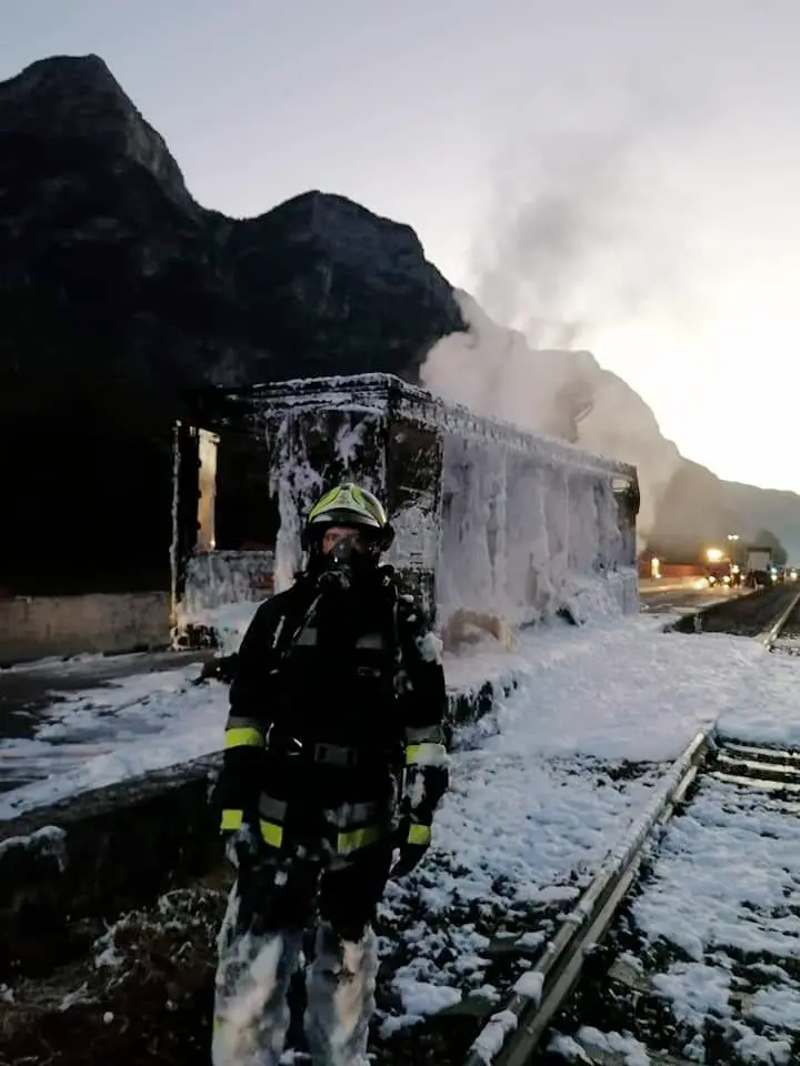 camion in fiamme sulla statale della Valsugana a Ospedaletto, vigili del fuoco, autorespiratori