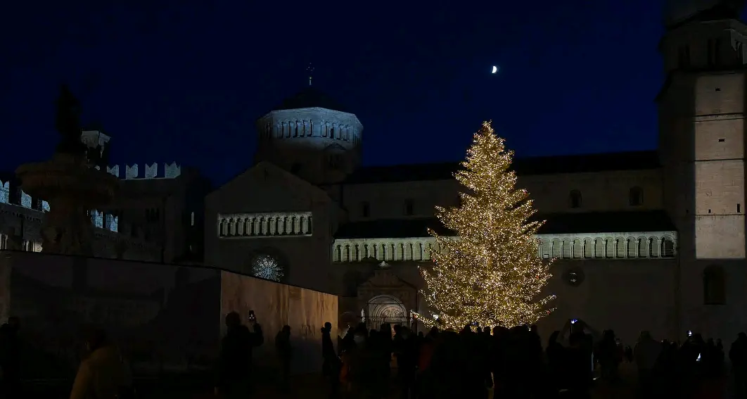Nel centro storico di Trento folla per i giri, lo shopping e l'accensione dell'albero