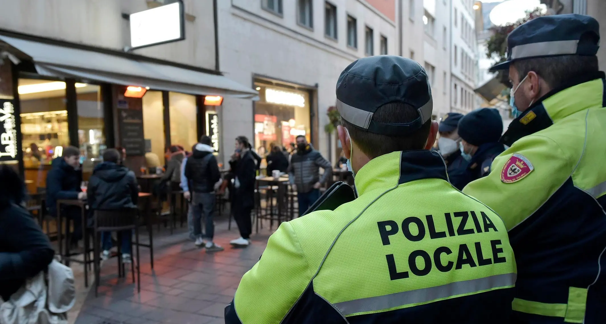 Tanta folla e assembramenti in città Trento presa d'assalto, scatta la chiusura per due bar del centro - VIDEO