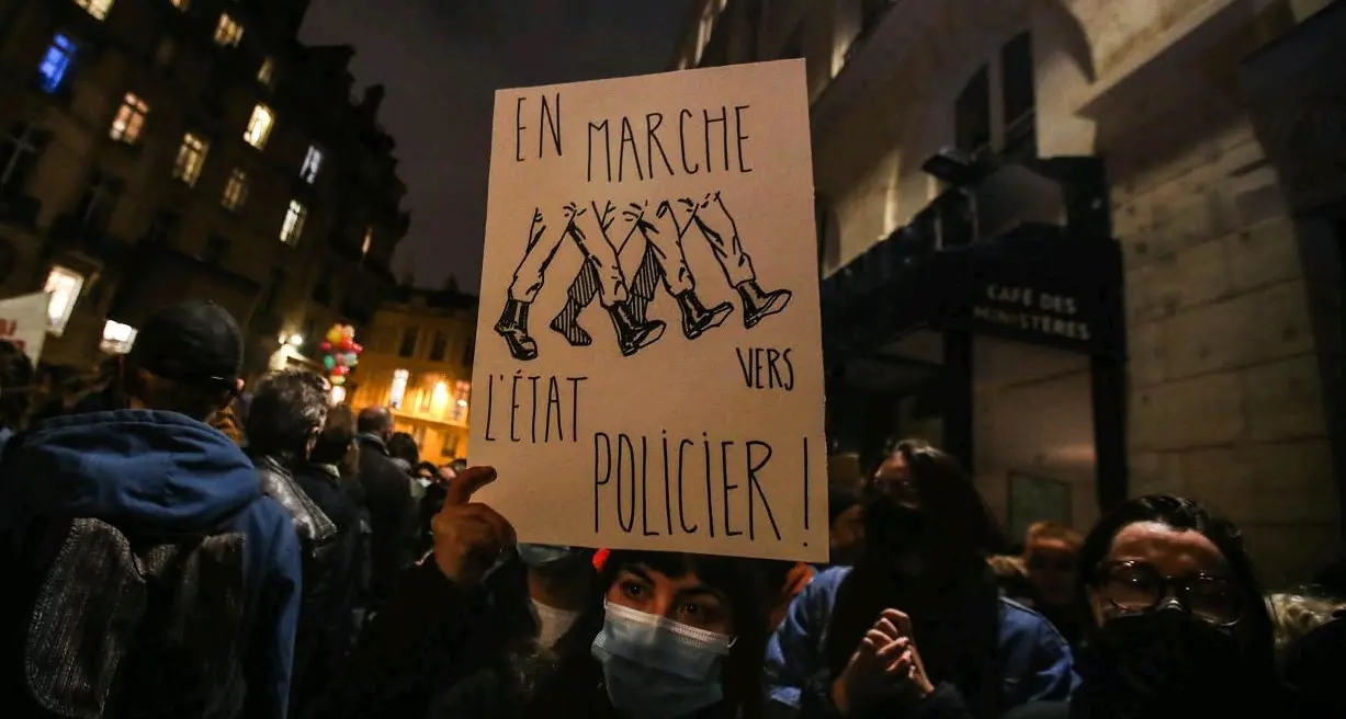 Francia, cortei contro la legge \"bavaglio\" sui video di poliziotti in azione La sinistra «Chiara deriva autoritaria»