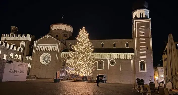Piazza Duomo a Natale diventa uno scrigno di luce (con il retroscena)