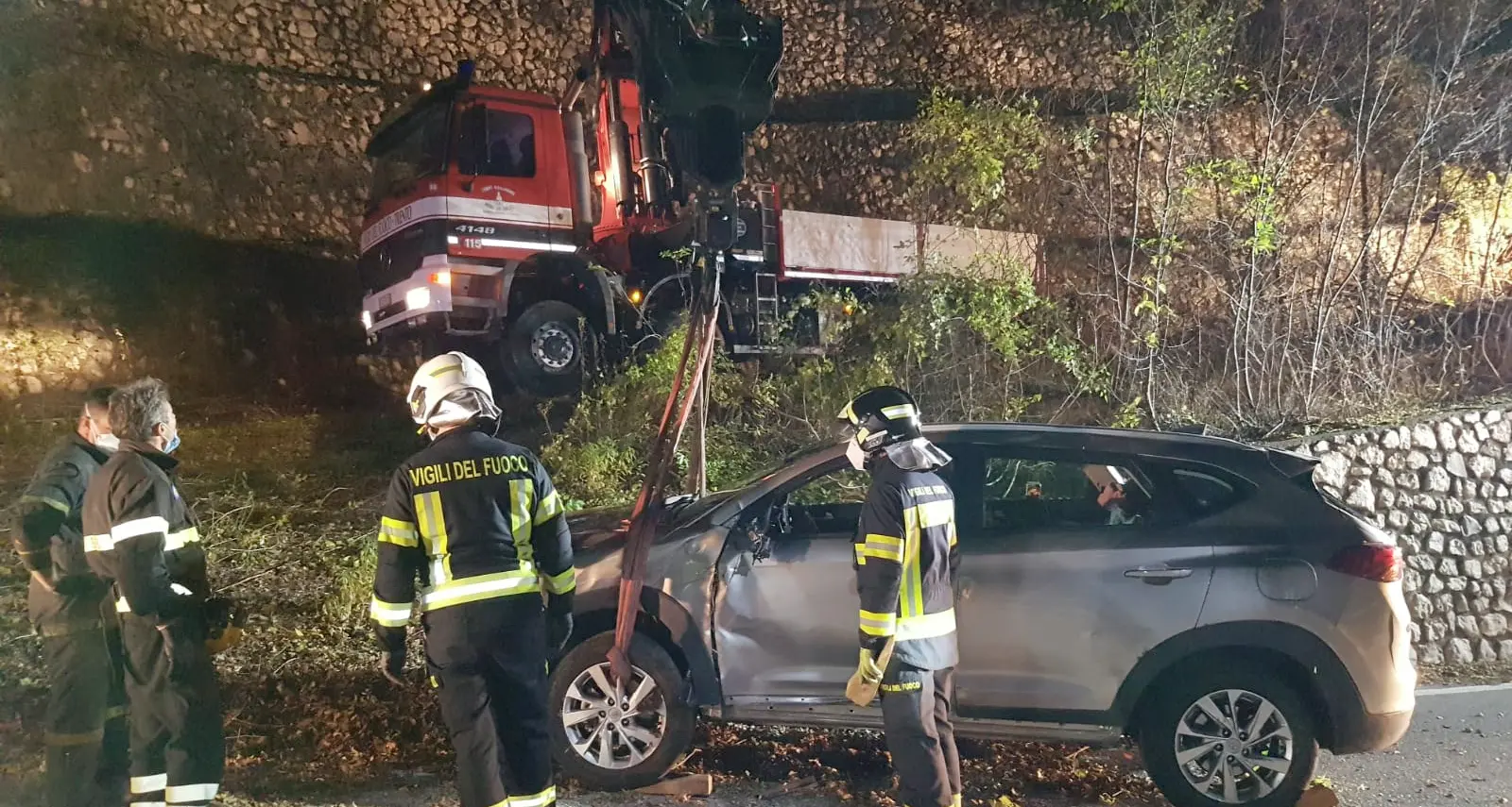 Se ne va a prendere la pizza e poi non trova più la macchina: era rotolata nel bosco sotto al parcheggio
