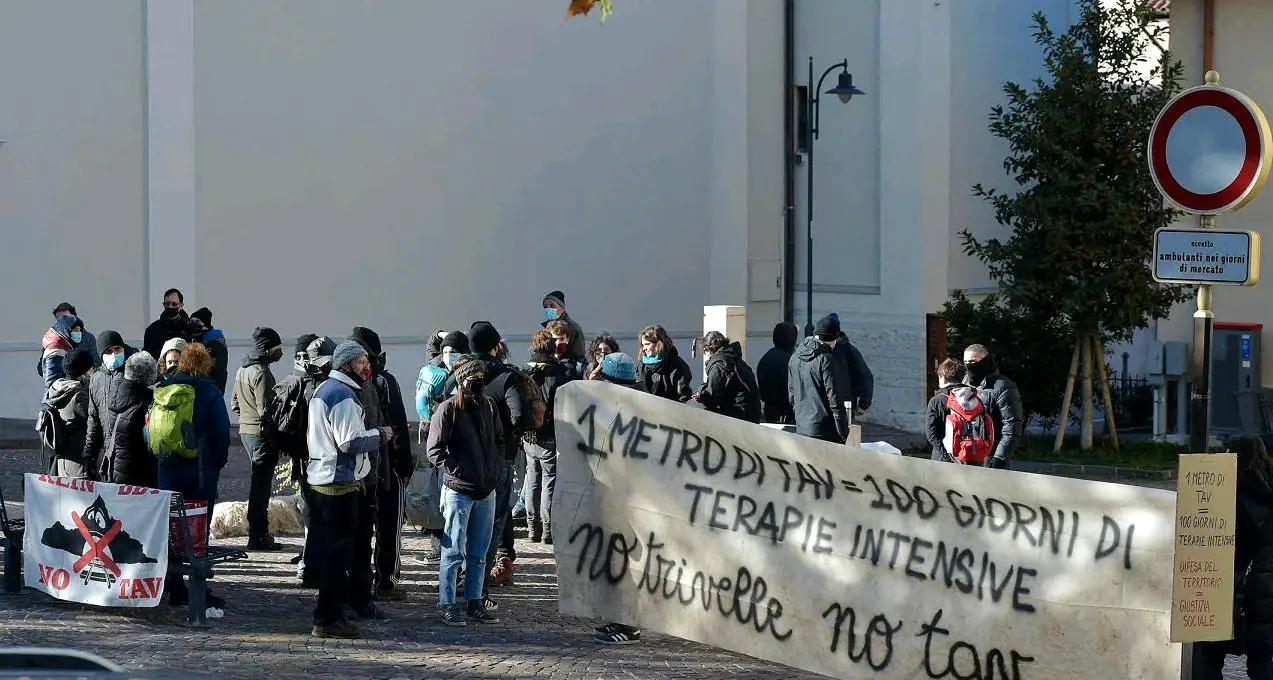 No Tav in azione contro le trivelle della circonvallazione ferroviaria fra le Novaline e il Casteller