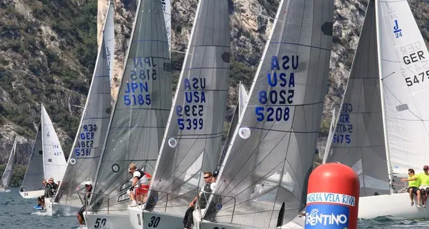 Sul lago di Garda affollato da eventi e regate allarme e polemiche per il rischio kite surf I circoli velici contro la liberalizzazione