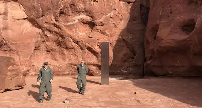 Nel deserto dello Utah un monolite argentato come quello di Kubrick