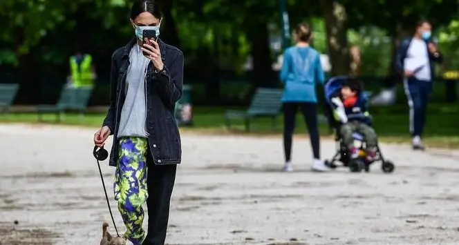 Una app sul telefonino per chi cammina guardando lo schermo