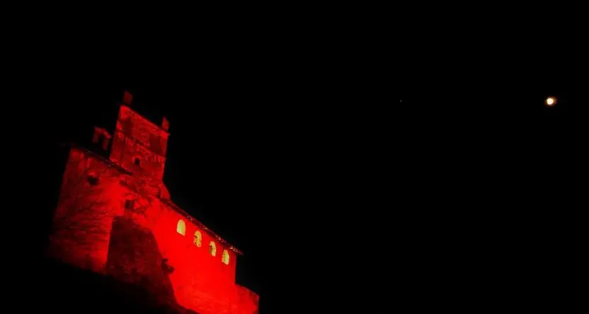 Castel Noana è rosso: contro la violenza sulle donne un segno di impegno