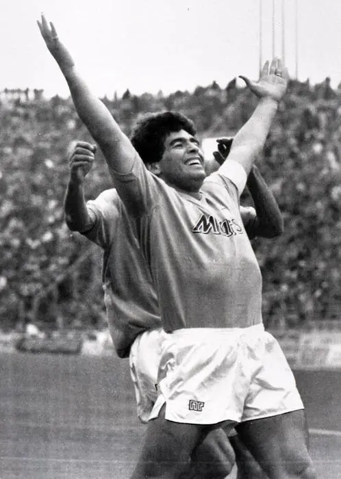 22/04/1990 - BOLOGNA : Maradona esulta dopo il goal durante la partita di campionato di calcio serie A Bologna-Napoli. ANSA ARCHIVIO