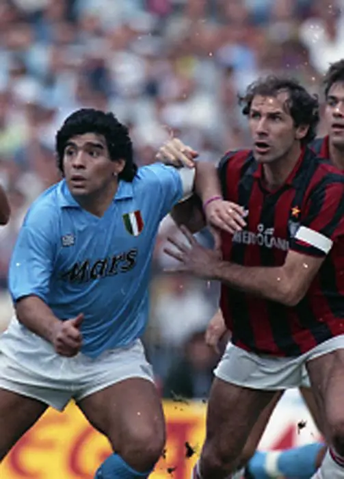 Maradona contrastato da Franco Baresi in Napoli-Milan del 21 ottobre 1990. ANSA