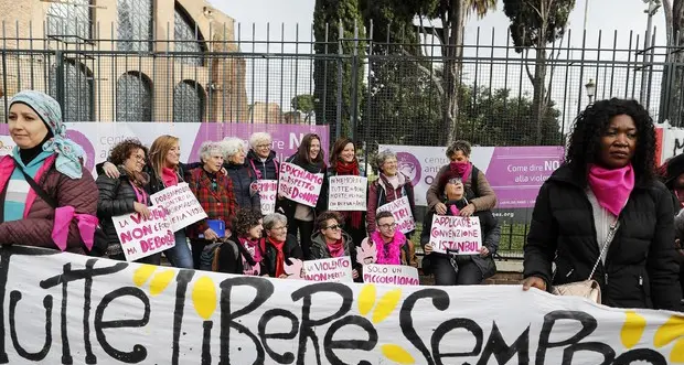 Violenza sulle donne Dal lavoro ai sentimenti Le parole che mortificano