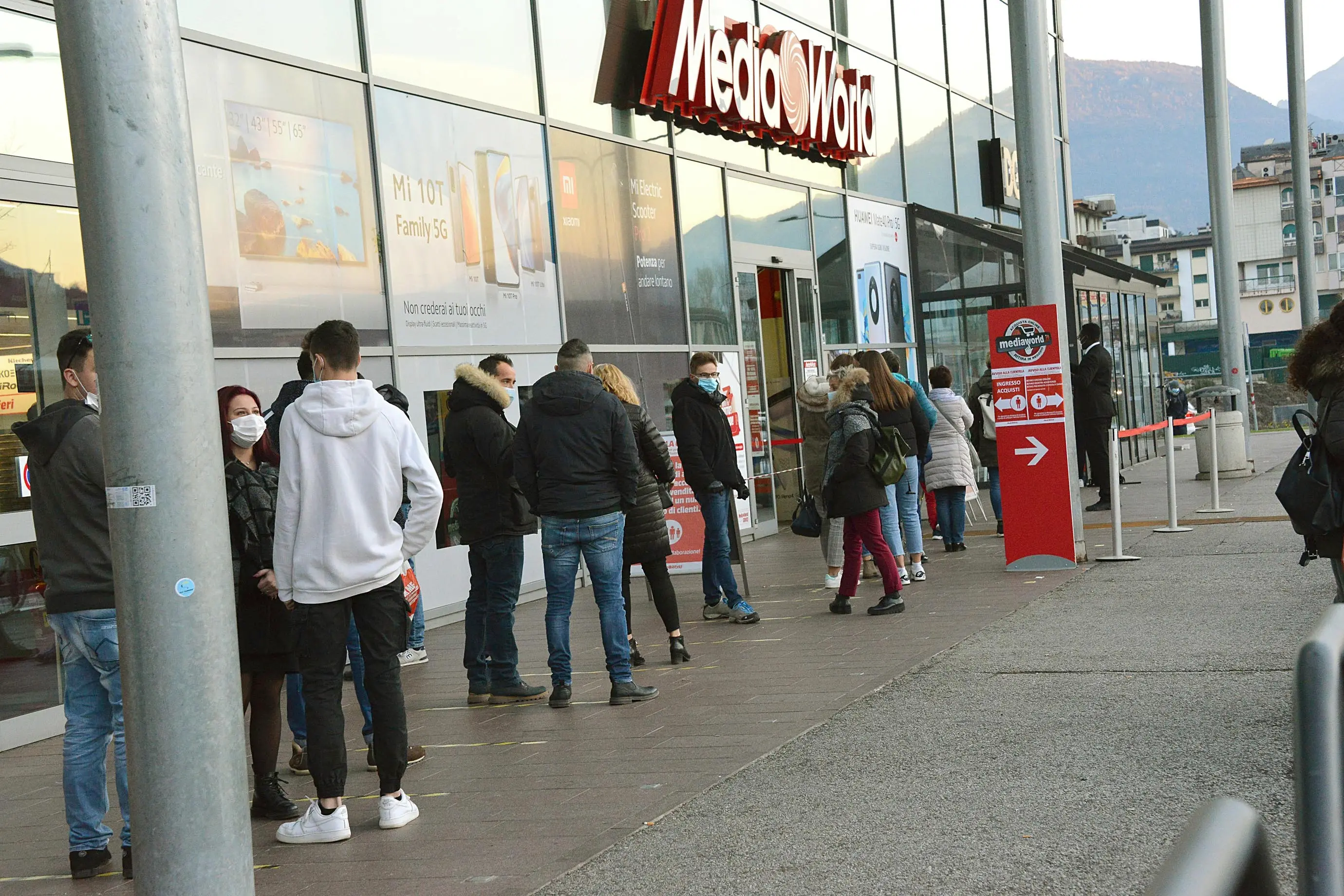 MEDIA WORLD CODE DAVANTI AI NEGOZI PER GLI SCONTI NELLA GIORNATA DEL BLACK FRIDAY TRENTO 27 NOVEMBRE 2020 FOTO PAOLO PEDROTTI