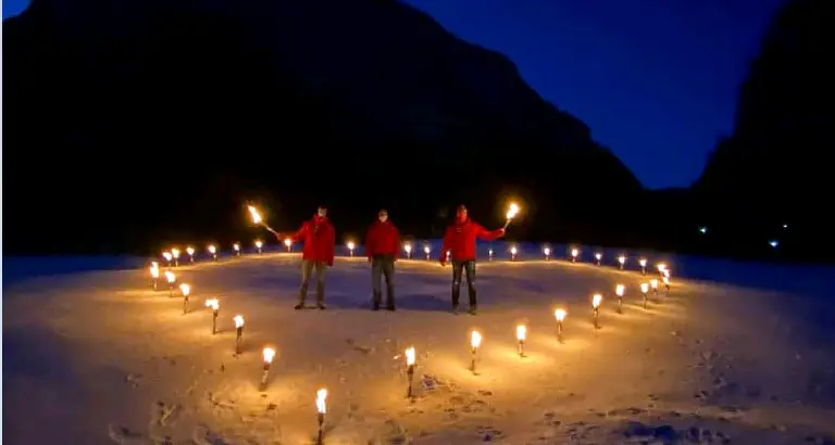 Belluno, cuore sulla neve ai piedi della Marmolada: il grazie del mondo del turismo agli operatori sanitari