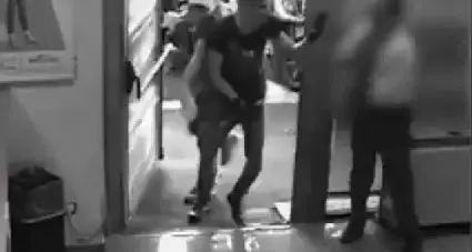 L'irruzione in banca con le armi in pugno: le immagini della rapina