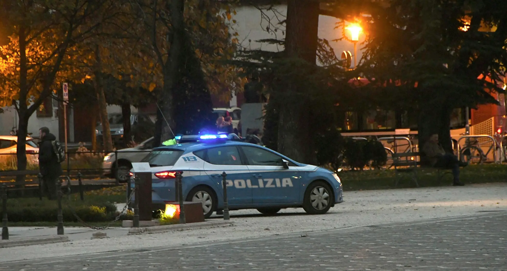 Piazza Dante, caccia ai pusher: la Mobile ferma tre nigeriani, denunciati