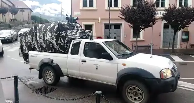 L'orso M49 \"scortato\" in prigione al Casteller con un corteo di auto di carabinieri e forestali degno di un ricercato numero uno - VIDEO