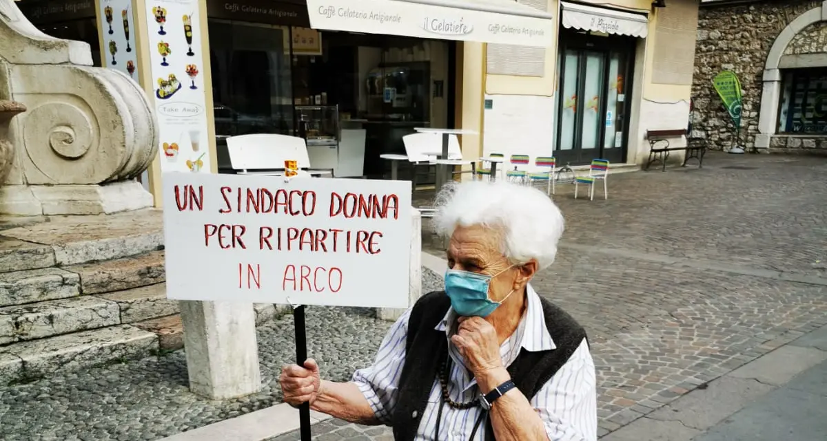 «Voglio una sindaca per Arco» Sit-in della nonna pro migranti