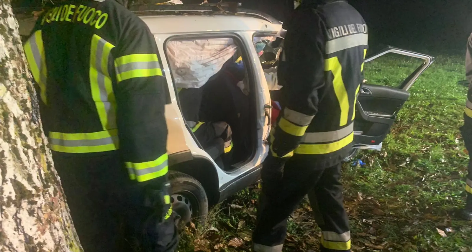 Barco: auto contro un albero alle 2.40. 27enne molto grave