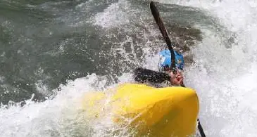 Si rovescia la canoa: muore nel torrente Avisio