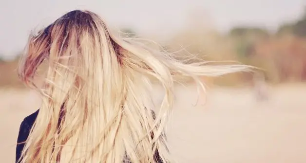 Capelli «effetto paglia» dopo un'estate al sole? Ecco 6 consigli per rigenerarli