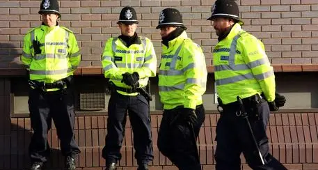 Birmingham: un morto e 7 feriti nell'accoltellamento in centro la polizia sta ricercando un uomo