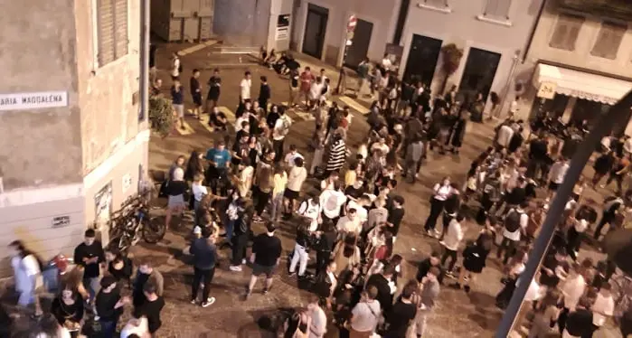 Movida, schiamazzi e assembramenti in vicolo Santa Maria Maddalena: residenti esasperati - VIDEO