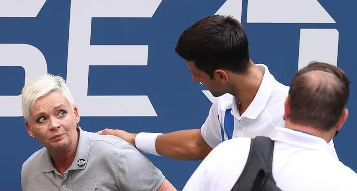 La brutta figura di Djokovic squalificato dagli Us Open per la \"pallata\" al giudice