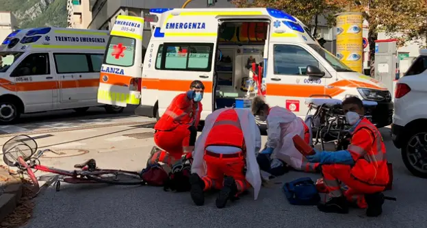 Donna in bicicletta travolta da un'auto ha battuto la testa