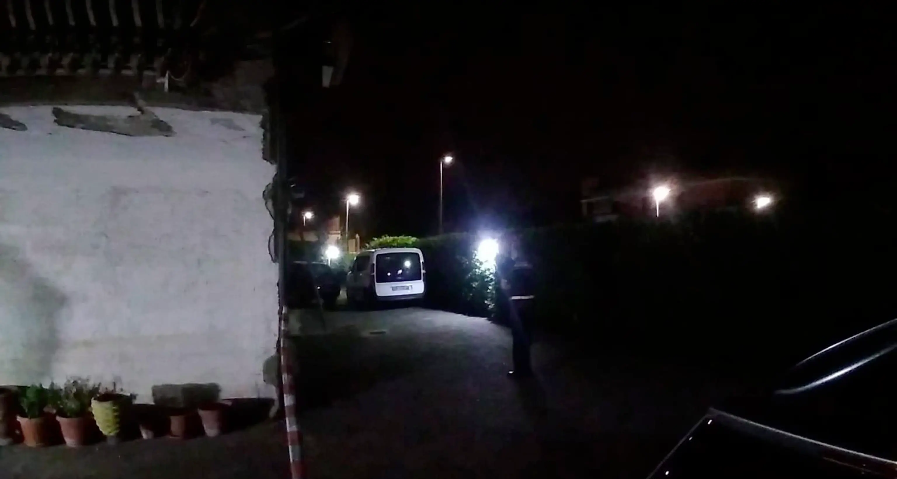 Neonata trovata morta nell'aiuola sotto casa: sono stati fermati i genitori