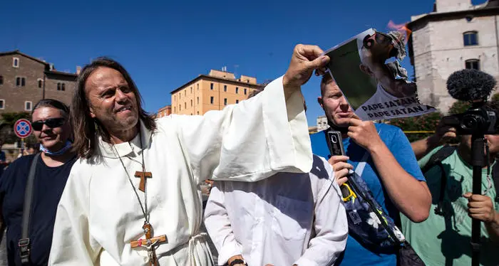Covid: i negazionisti in piazza contestano le mascherine e bruciano la foto del Papa