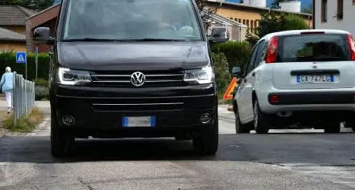 A Martignano i nuovi dossi rallentatori danneggiano i bus di Trentino Trasporti: polemica