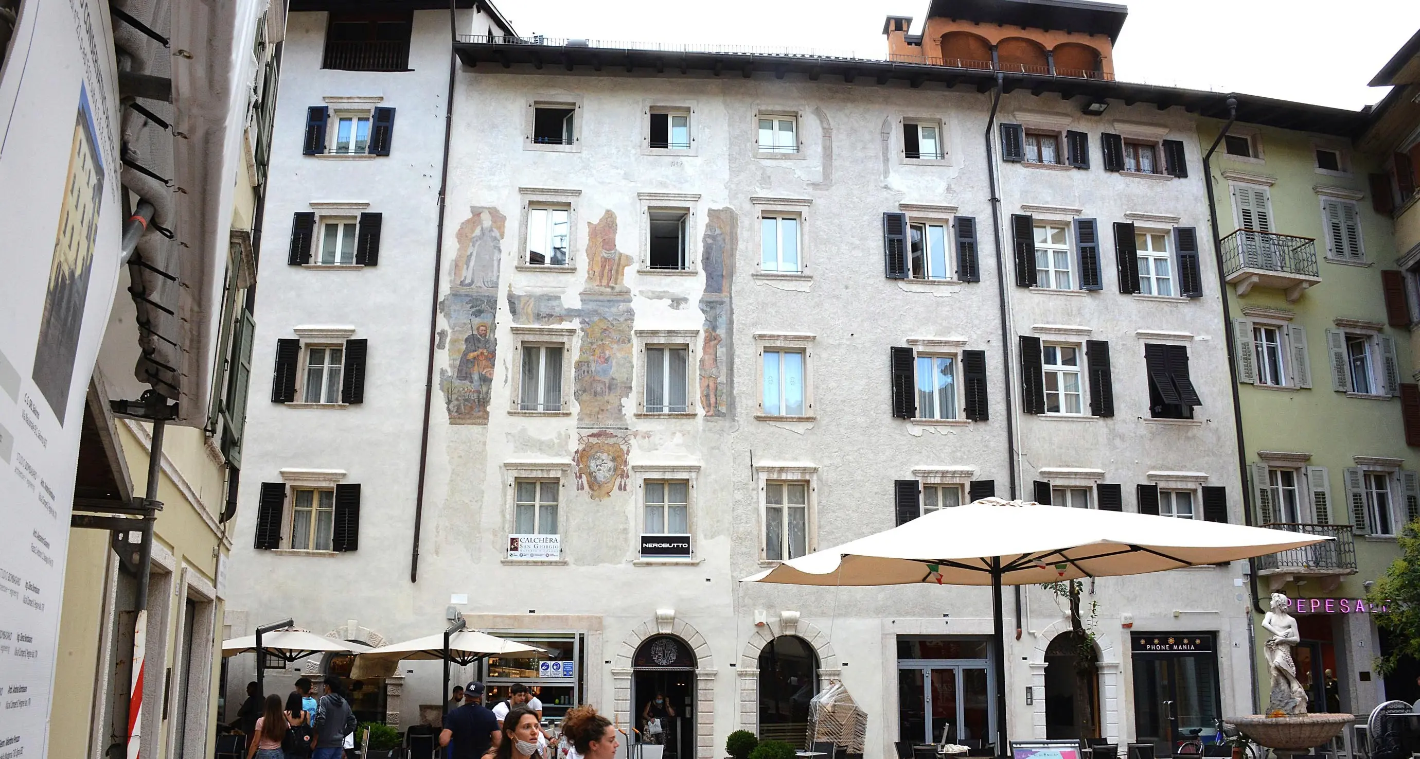 Il meraviglioso affresco ritrovato su palazzo Niccolini in piazza Pasi rende Trento ancora più bella