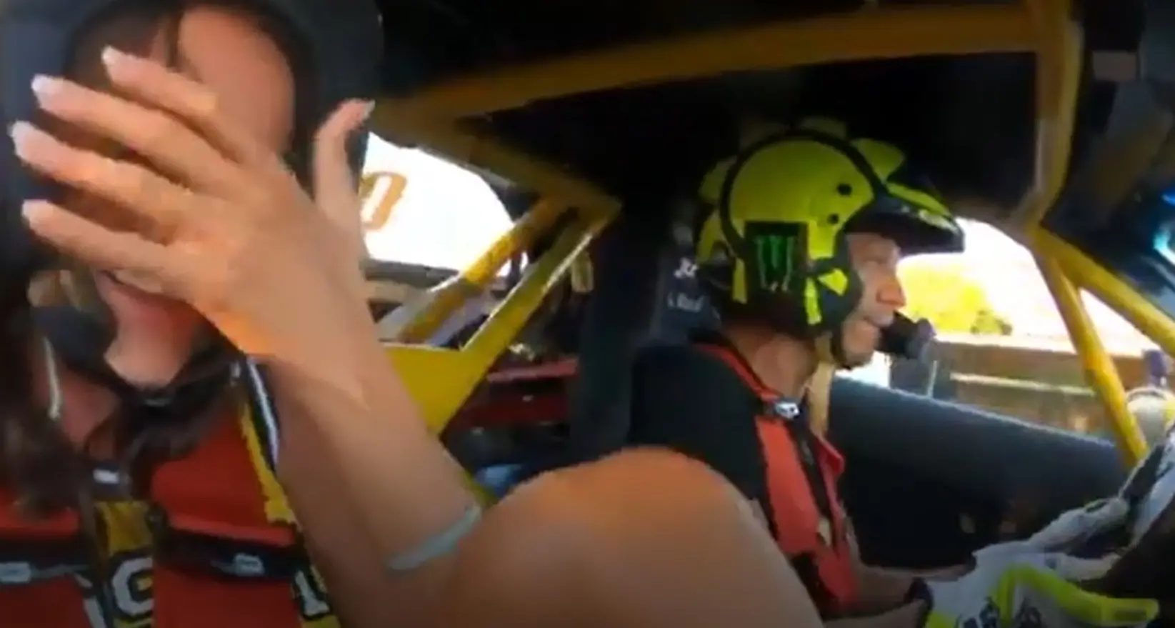 In auto col fidanzato: se alla guida c'è Valentino, è dura… - Video