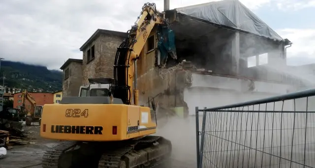 Demolito anche l'ultimo edificio al Follone: un pezzo di storia che se ne va sotto le ruspe - VIDEO