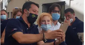 Salvini a Rovereto per Zambelli bagno di folla e soliti selfie con qualche contestazione