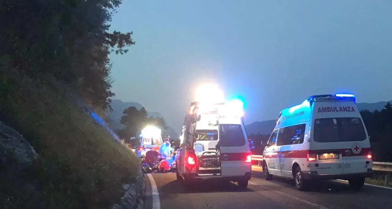 Scontro frontale fra due moto feriti due centauri trentini alla «Noghera» di Pietramurata