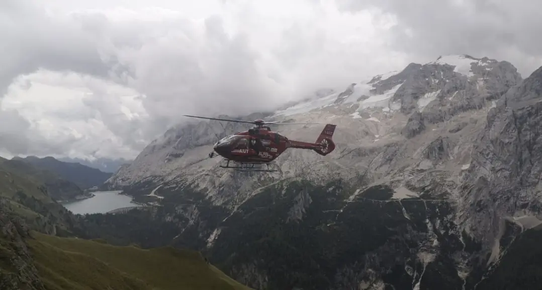 Turista ferito a una gamba soccorso con l'Aiut Alpin sul sentiero Viel del Pan