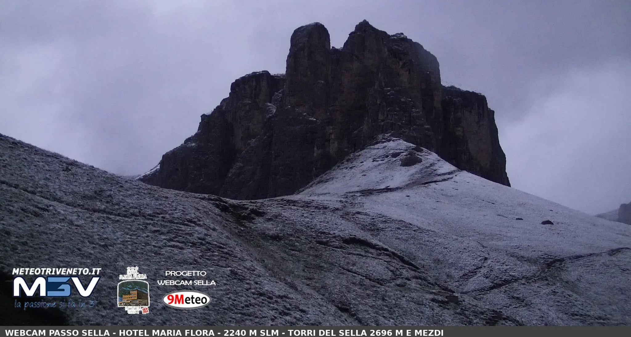 Brusco calo delle temperature ed ecco la prima nevicata nella webcam a Passo Sella