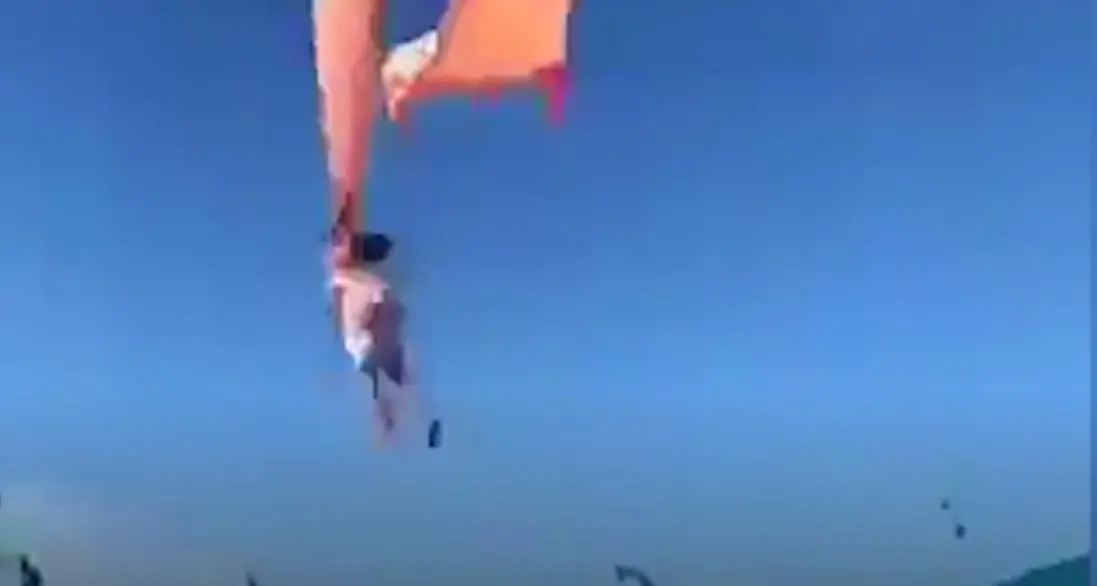 Bambina di tre anni \"rapita\" dall'aquilone che la porta in cielo - Video
