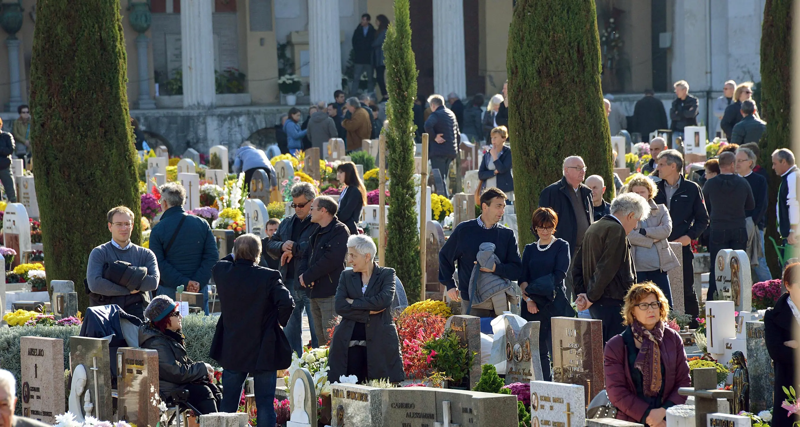 Covid, per Ognissanti e Morti ecco le regole anti-Covid (massimo 6 persone insieme)