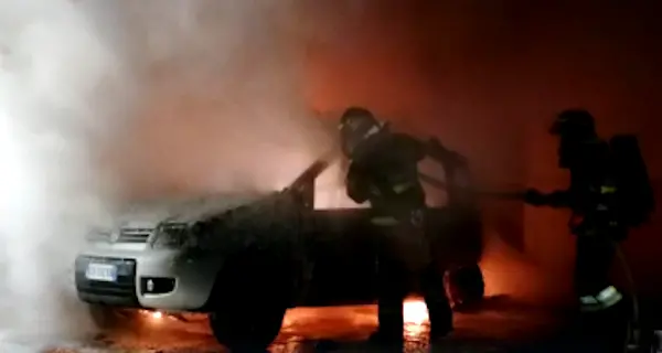 Auto brucia nella notte Ipotesi di rogo doloso