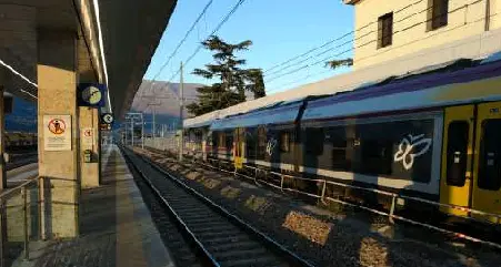 Schiaffi e calci ai passeggeri sui regionali Trento-Verona Nigeriano arrestato dalla polfer