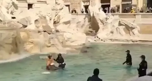 Si tuffa nella Fontana di Trevi Poliziotti in acqua e multa salatissima