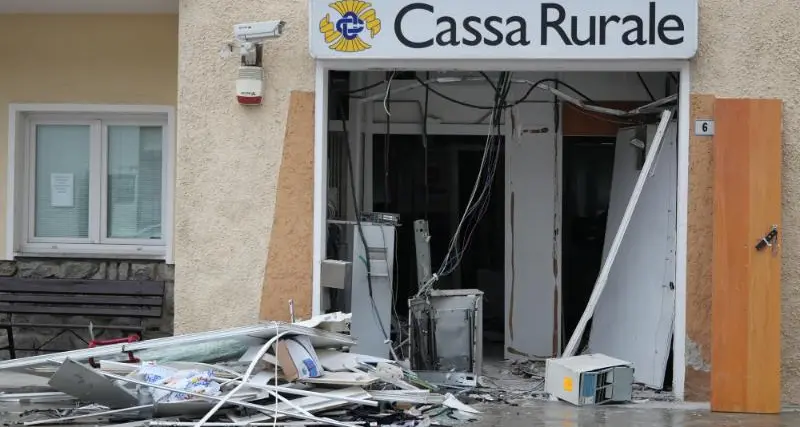 Mestriago, la «banda del bancomat» fa saltare la Cassa Rurale e fugge nella notte in Panda